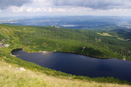 Jedno ze dvou největších a zároveň nejkrásnějších krkonošských jezer - Wielky Staw (8,32 ha), které je vidět z hřebenové cesty česko-polského přátelství.