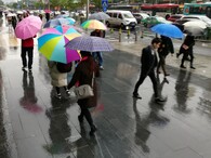 lidi pod deštníky