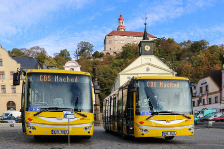 Městskou hromadnou dopravu ve dvacetitisícovém Náchodě od včerejška zajišťují dva elektrobusy místo dosavadních autobusů na naftu.