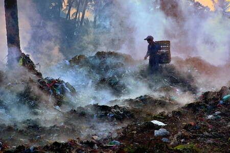 S nástupem roku 2018 Čína výrazně zpřísnila podmínky pro dovoz odpadů ze zahraničí. Omezení se týkají hned čtyřiadvaceti složek odpadů, včetně plastů.  Ilustrační snímek asijské skládky odpadů.