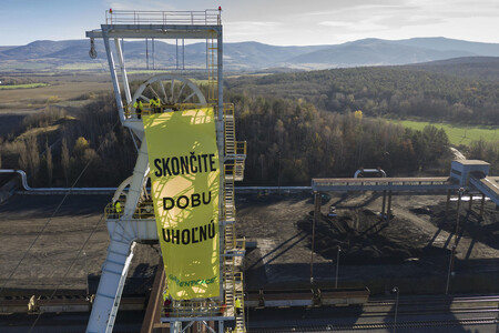 Slovenská policie zastavila vyšetřování aktivistů ekologické organizace Greenpeace, kteří loni v listopadu na protest proti těžbě uhlí vylezli na těžební věž dolu Nováky na středním Slovensku (na snímku).