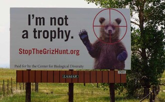 Billboard poblíž hranice Colorado-Wyoming žádá řidiče, aby se postavili proti lovu medvědů grizzly ve Wyomingu, který je plánován na 1. září 2018.