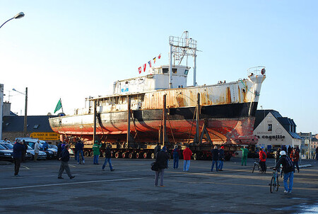 Nejpozději v roce 2017 by se měla loď Calypso vrátit zpět na moře. Na ilustračním snímku z roku 2007 je převážena k opravě.
