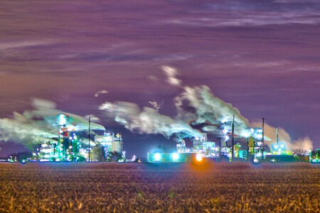 Jak oznámilo ministerstvo spravedlnosti, Exxon řádně nezajistil a nekontroloval provoz osmi petrochemických závodů v Texasu a Louisianě. Na ilustračním snímku rafinérie Exxon Mobile.