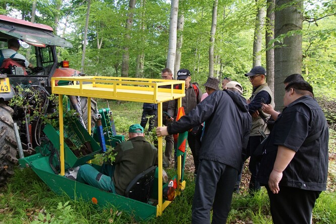Zalesňovací stroj při práci (Školní lesní podnik Masarykův les Křtiny).