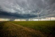 Větrná elektrárna za bouřky