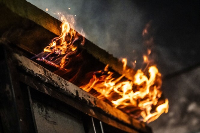 Fotografie zachycuje požární experiment hoření palubkového podhledu.