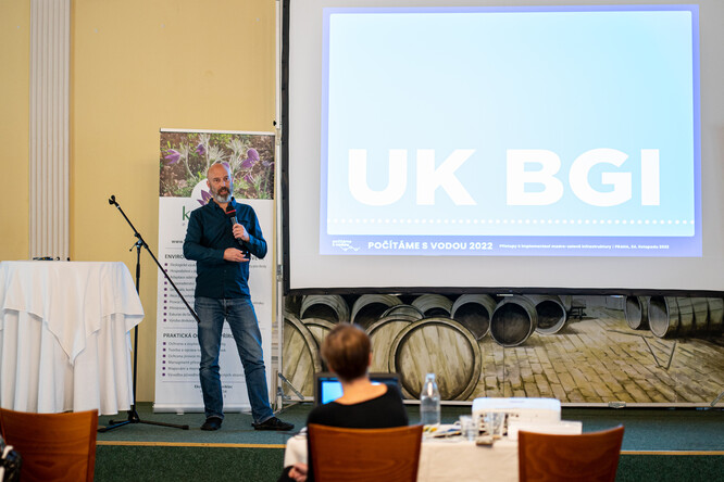 Kevin Barton zdůrazňuje kreativitu při návrhu MZI. Kevin Barton zdůrazňuje kreativitu při návrhu MZI.