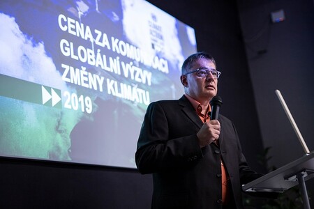 Prvním laureátem Ceny za komunikaci globální výzvy změny klimatu se stal klimatolog Radim Tolasz.