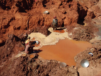 Do těžby zlata v malém je zapojeno na 15 milionů lidí v 70 zemích světa. Často se rtuť při těžbě zlata používá nelegálně. Na snímku těžba zlata na Madagaskaru.