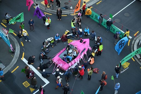 Ve světových metropolích dnes začaly několikadenní protesty klimatických aktivistů z hnutí Extinction Rebellion (Vzpoura proti vyhynutí). Protestní akce se už uskutečnily v novozélandské metropoli Wellington nebo v australském Melbourne.