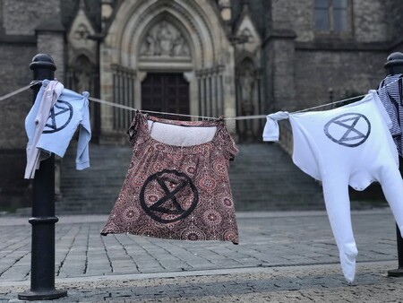Na téměř dvacítce míst v Praze se včera objevilo rozvěšené oblečení. Jde o akci hnutí Extinction Rebellion, které tím chce poukázat na klimatickou a ekologickou krizi.