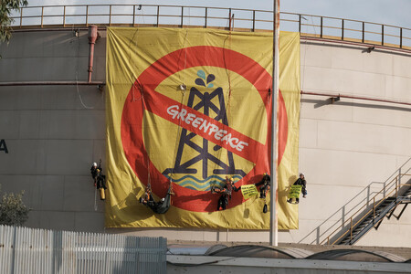 Aktivisté ekologické organizace Greenpeace se včera na lanech spustili ze zásobníku ropné společnosti Hellenic Petroleum (HELPE) u Atén a rozvinuli transparent s protestem proti aktivitám tohoto podniku. / Ilustrační foto