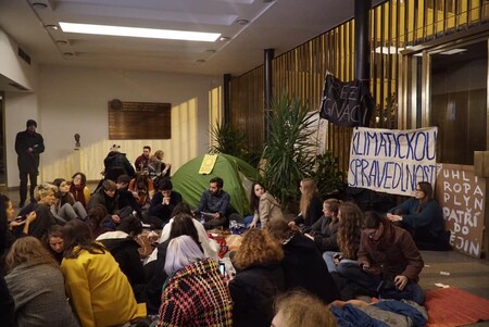 Protest studentů začal v úterý 12.11.2019 v budově Filozofické fakulty UK. Protestující obsadili prostory vestibulu v Karolinu ve středu odpoledne a se svolením vedení UK v něm pak zůstali i přes noc.