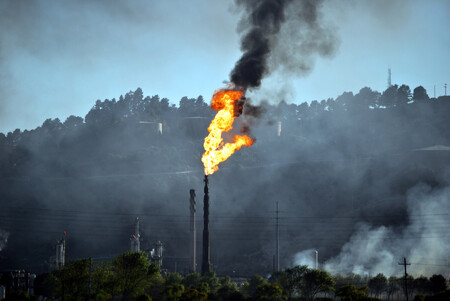 Zástupce ropné společnosti Chevron uznal, že klimatické změny jsou způsobené i člověkem. Na snímku fléra na rafinerii Chevronu v Richmondu.
