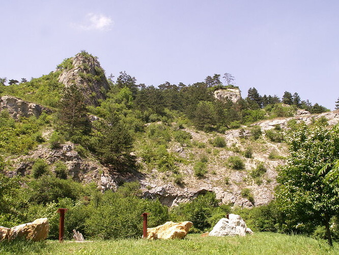 Turold je hojně navštěvovaným místem – jak místními, tak turisty, kteří zde často tráví čas při čekání na prohlídku jeskyně Na Turoldu.