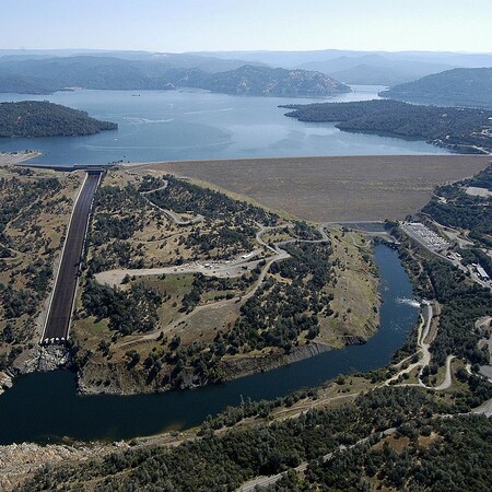 Přehrada vysoká 230 metrů byla postavena v letech 1962 až 1968. Jedná se o nejvyšší přehradu ve Spojených státech. Nádrž pojme asi čtyři kubické kilometry vody