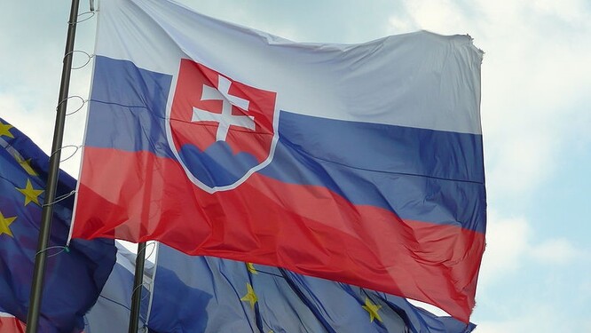 Slovenská vlajka u NR v Bratislavě.