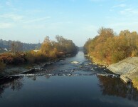 Řeka Bečva protékající mezi Valašským Meziříčím a Juřinkou