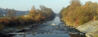 Řeka Bečva protékající mezi Valašským Meziříčím a Juřinkou