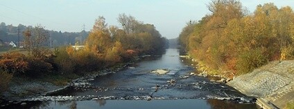 Řeka Bečva protékající mezi Valašským Meziříčím a Juřinkou Foto: Radim Holiš Wikimedia Commons