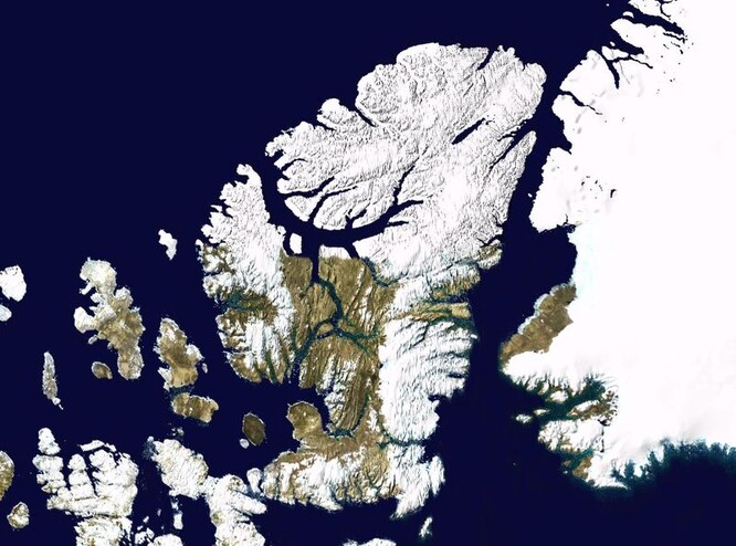 Čtyři tisíce let starý Milneův šelfový ledovec se nachází na okraji Ellesmerova ostrova, který je součástí řídce osídleného kanadského teritoria Nunavut.