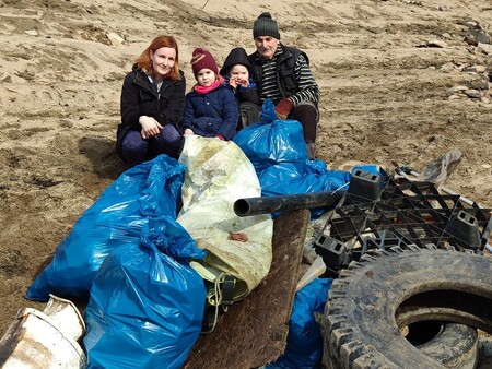 Zhruba tři stovky dobrovolníků v sobotu na 45 místech kolem celé vodní nádrže Orlík sbírali odpadky, které byly dříve schované pod hladinou.