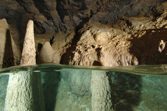 Raftové stalagmity v jeskyni Nebe II.
