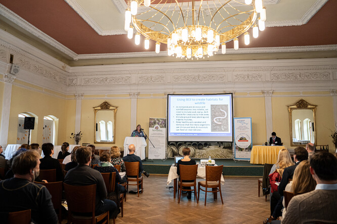 Jo Bradley zdůrazňuje roli MZI pro vytváření habitatů pro živočichy. Jo Bradley zdůrazňuje roli MZI pro vytváření habitatů pro živočichy.