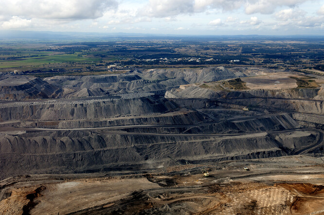 Povrchový uhelný důl Hunter Valley, Austrálie.