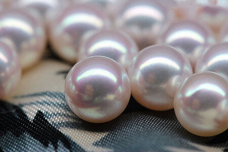 Japonské perly Akoja, v bílé, krémové, růžové, bledě zelené, modré či stříbrné barvě, ve světě vládnou nad trhy s mořskými perlami, na nichž zaujímají asi 30procentní podíl. / Ilustrační foto