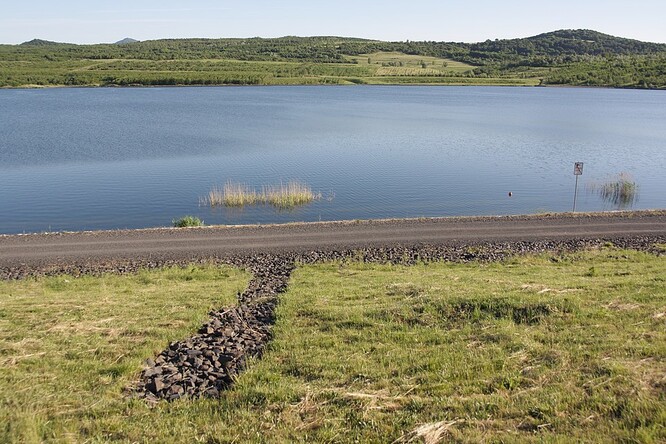 Kromě Milady vzniklo v severních Čechách rekultivací těžebních jam například jezero Most, jehož rozloha přesahuje 310 hektarů. Na Sokolovsku bylo v roce 2016 napuštěno jezero Medard, které má bezmála 500 hektarů.