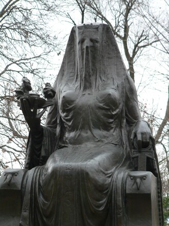 Bohyně Isis. Její socha nesla podle Plútarcha nápis: „Žádný smrtelník neodhalil můj závoj.“ Na snímku socha od Augusta Puttemanse