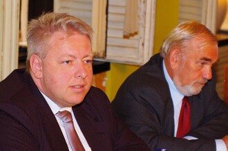 „Škrtem pera úředníka z Prahy může dojít opět ke změně, například po nástupu nového ministra,“ obává se hejtman Chovanec (vlevo)