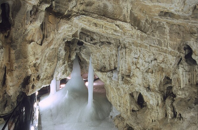 Právě změněné klimatické podmínky v posledních letech přispěly podle odborníka k tomu, že v Demänovské ledové jeskyni zůstal jen zlomek z asi 1000 metrů krychlových ledu, který tam byl ještě před dvěma desítkami let. Očekává se, že jeskyně může o ledovou zásobu zcela přijít.