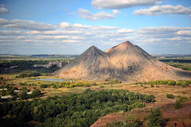 Donbas je s těžbou uhlí neodmyslitelně spjat. Haldy hlušiny se staly charakteristickým znakem místní krajiny.