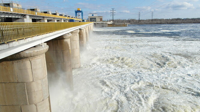Neustálé zvyšování hladiny přehrady od poloviny února podle agentury AP potvrzují také satelitní snímky.