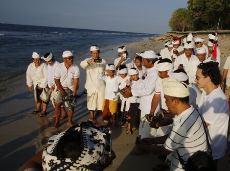 Na ostrově Nusa Penida v Indonésii vypustili zaměstnanci Zoo Brno první čtyři vyléčené želvy do moře. Kareta pravá je kriticky ohrožená mořská želva, neboť bývá velice často lovena lidmi.