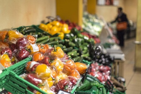 Většina bio ovoce a bio zeleniny se ve Švýcarsku prodává v plastových obalech, zatímco u standardních výrobků je podíl mnohem menší.
