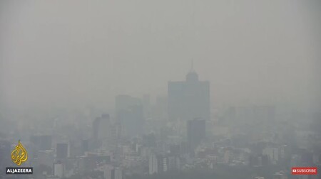 V hlavním městě byl vyhlášen stav nouze, viditelnost je malá a v ovzduší je prach a kouř.
