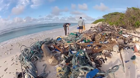 Téměř 240 tun plastu zaneslo kdysi nedotčené tropické Kokosové ostrovy v Indickém oceánu.