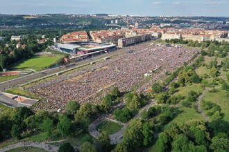Podle organizátorů ze spolku Milion chvilek pro demokracii přišlo za nezávislost justice a proti premiéru Andreji Babišovi (ANO) demonstrovat na 250 000 lidí.