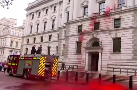 Klimatičtí aktivisté včera s pomocí starého hasičského vozu plánovali nastříkat na budovu britského ministerstva financí 1800 litrů falešné krve. Silný proud z hadice se jim ale nepodařilo ovládnout a barva se vylila kolem.