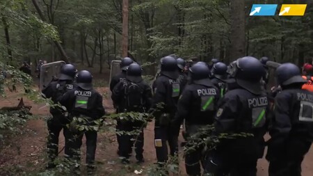 Německá policie začala včera vyklízet protestní tábora v západoněmecké lokalitě Hambacher Forst (Hambašský les).