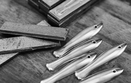 Legendární nožík rybička má novou podobu. Obráběné střenky jsou z recyklovaného hliníku z použitých kapslí Nespresso, čepel i pero jsou z nerezové oceli.