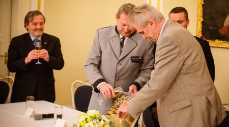 Prezident Miloš Zeman minulý týden pokřtil knihu Lánská obora v proměnách času.