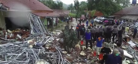 Vlna cunami, která o víkendu zpustošila indonéské pobřeží Sundského průlivu, si vyžádala nejméně 429 mrtvých.