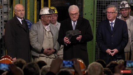 Symbolický poslední kus černého uhlí byl horníky vytěžen 21. prosince 2018 v západoněmeckém Porúří.