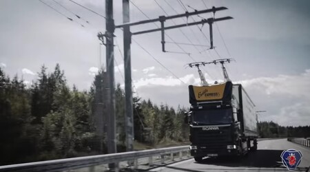 Německo včera spustilo první úsek dálnice, na němž se speciální nákladní auta mohou pomocí trolejí dobíjet rovnou za jízdy. / Ilustrační foto
