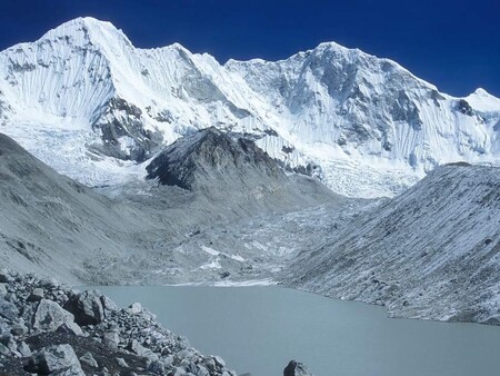 Problémy související s ledovci se jako první nejspíš projeví v pásu Himalájí. Právě tady tající horské ledovce ohrožují budoucnost 800 milionů lidí. / Ilustrační foto